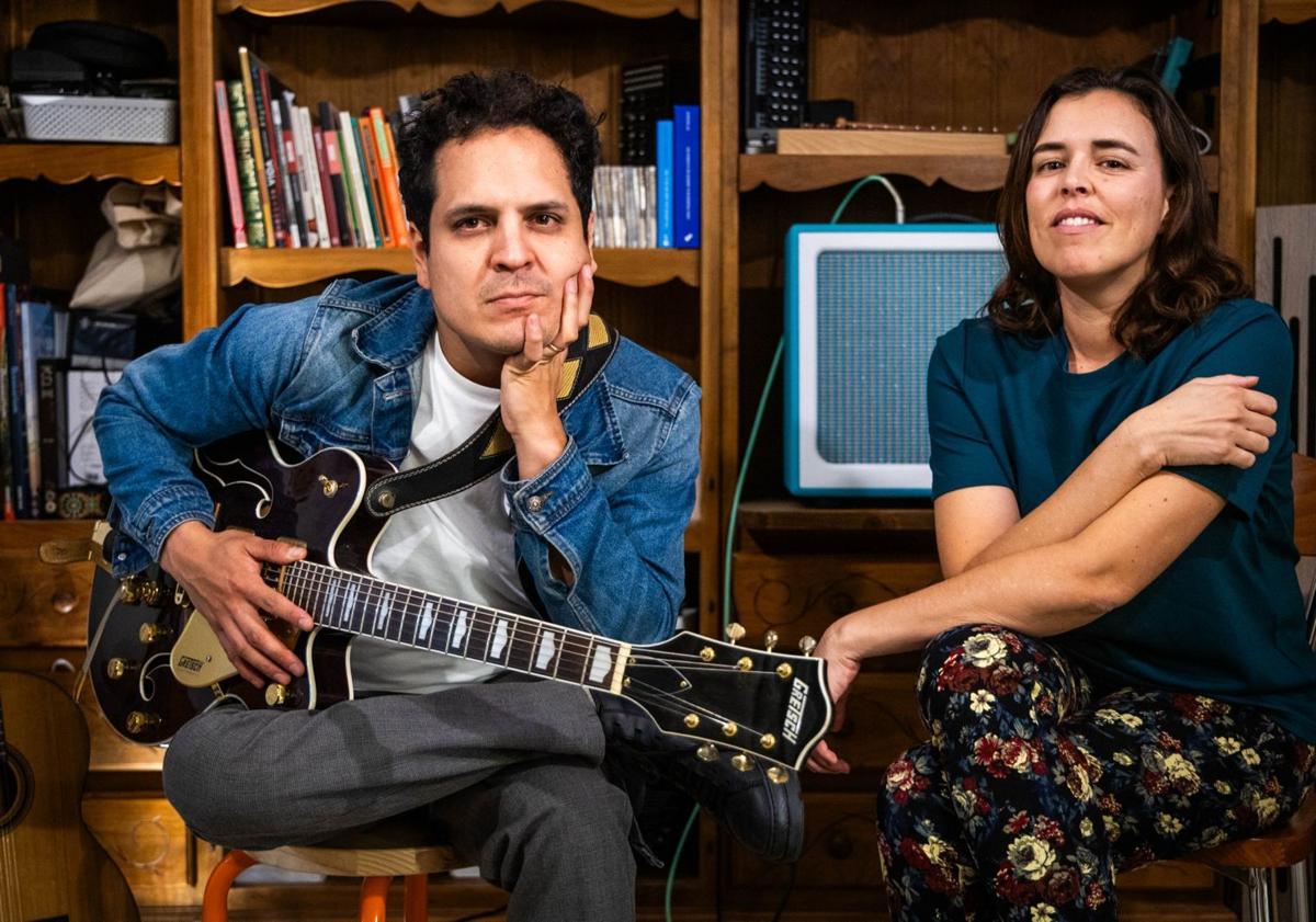 Imagen principal - Alejandro y María Laura, del fango de la dana a acariciar un Latin Grammy